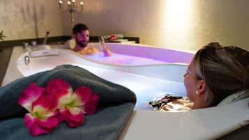 Couples treatment room(s), sauna, hot tub, steam room
