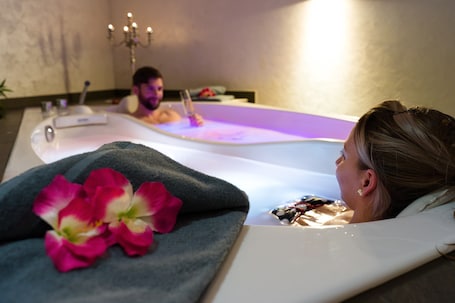 Salas de tratamiento para parejas, un sauna, una bañera de hidromasaje. Siebenquell GesundZeitResort