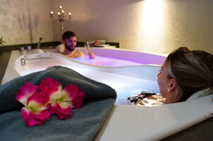 Salas de tratamiento para parejas, un sauna, una bañera de hidromasaje