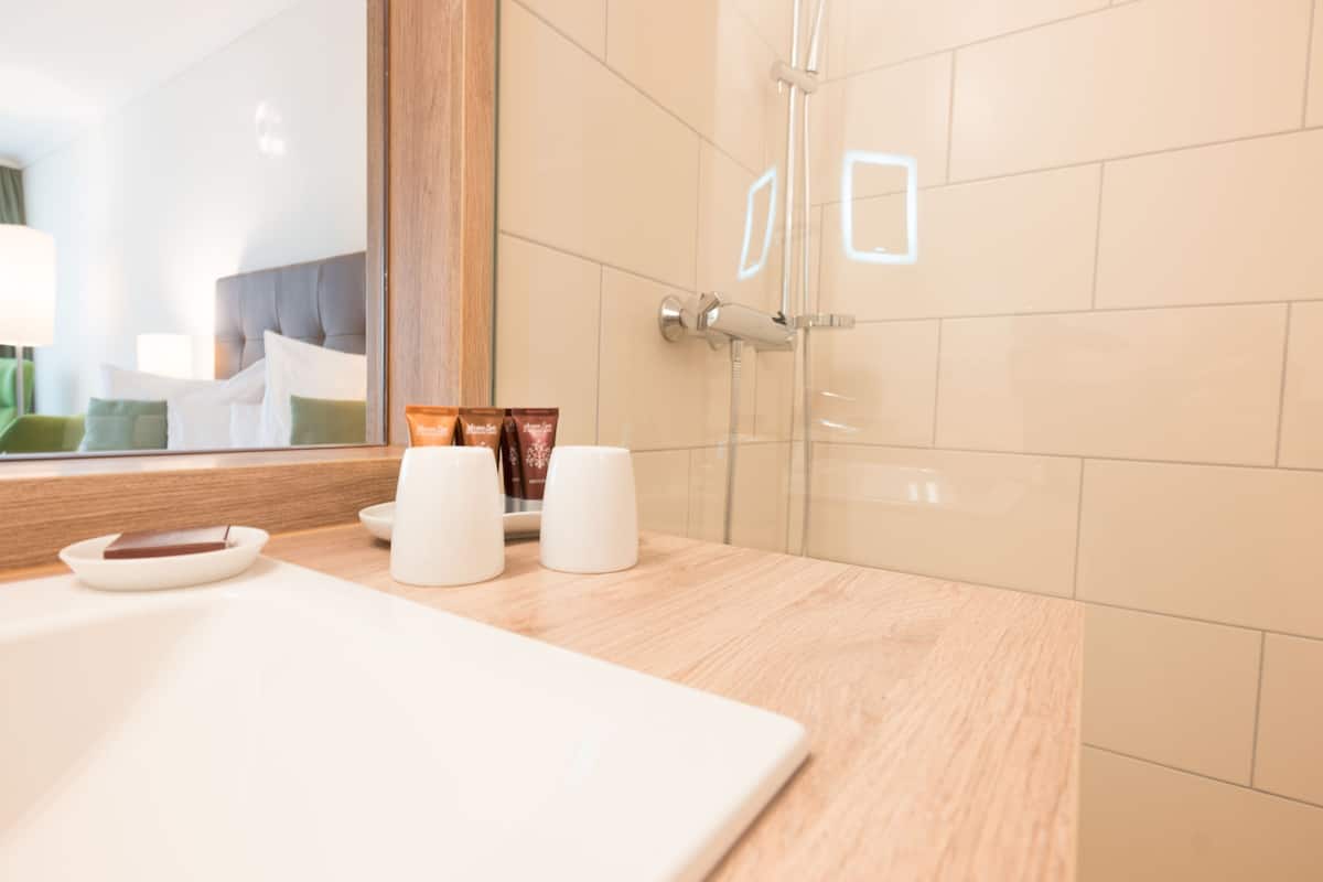 premium single room, 1 double bed, non smoking | bathroom sink