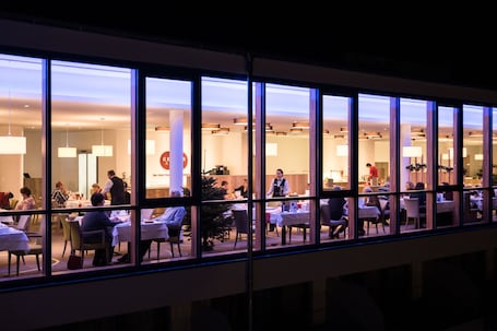 2 restaurantes; se sirve almuerzo y cena; cocina local. Siebenquell GesundZeitResort