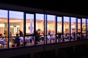 2 间餐厅，供应午餐和晚餐，地方菜