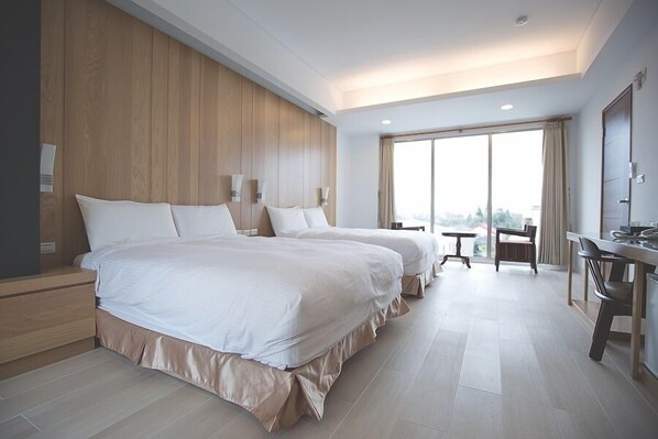 Comfort-herbergi fyrir fjóra | Sérhannaðar innréttingar, skrifborð, myrkratjöld/-gardínur