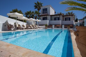 Udendørs pool, åben fra kl. 09.00 til kl. 21.00, parasoller, liggestole