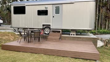 Deluxe Cabin, Non Smoking, Courtyard View | Down comforters, desk, blackout drapes, soundproofing