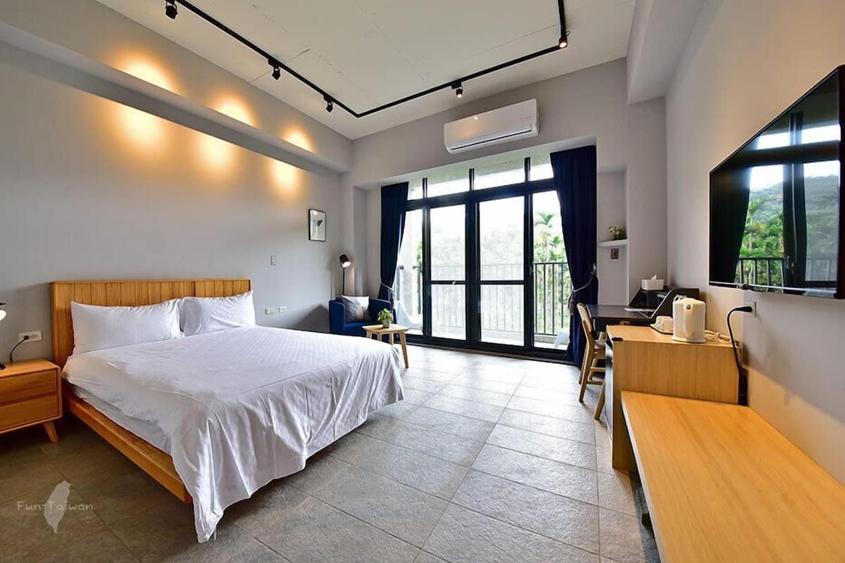 Quarto casal standard, vista para o jardim | Edredons de pluma, escrivaninha, cortinas blackout