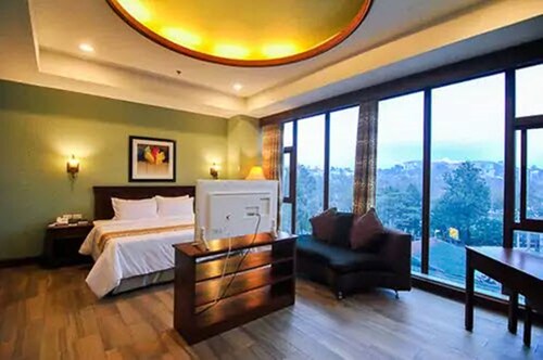 Paragon Hotel and Suites