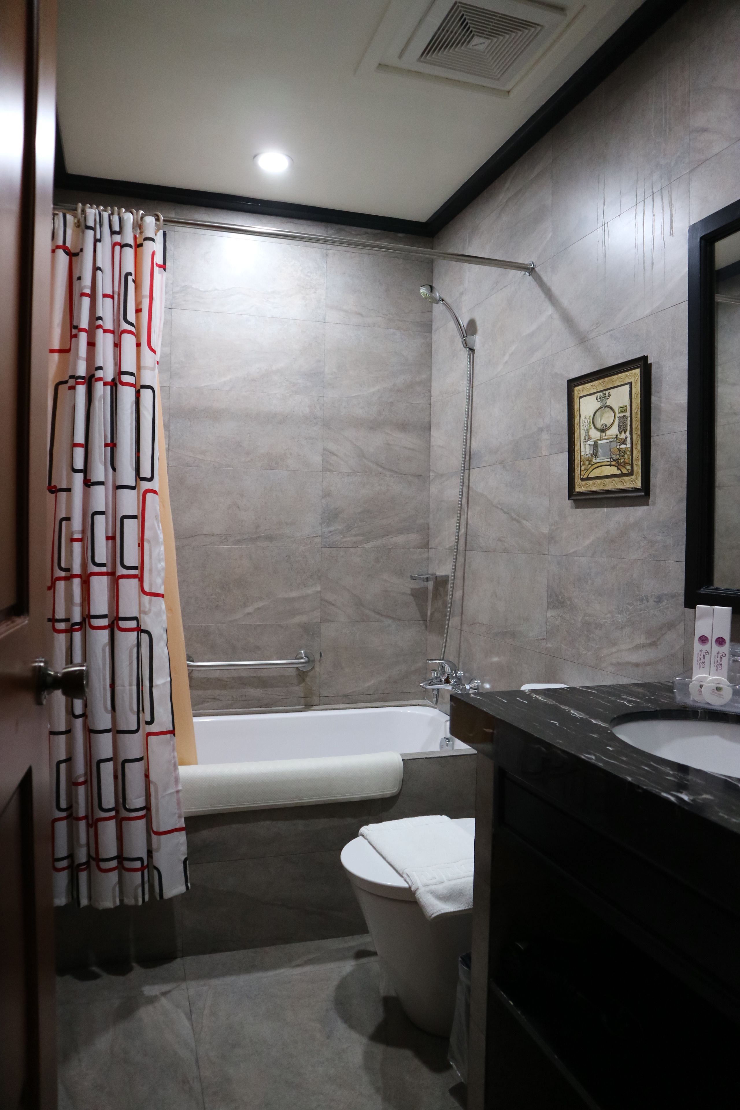 premier room | bathroom | combined shower/bathtub, free toiletries, hair dryer, bathrobes