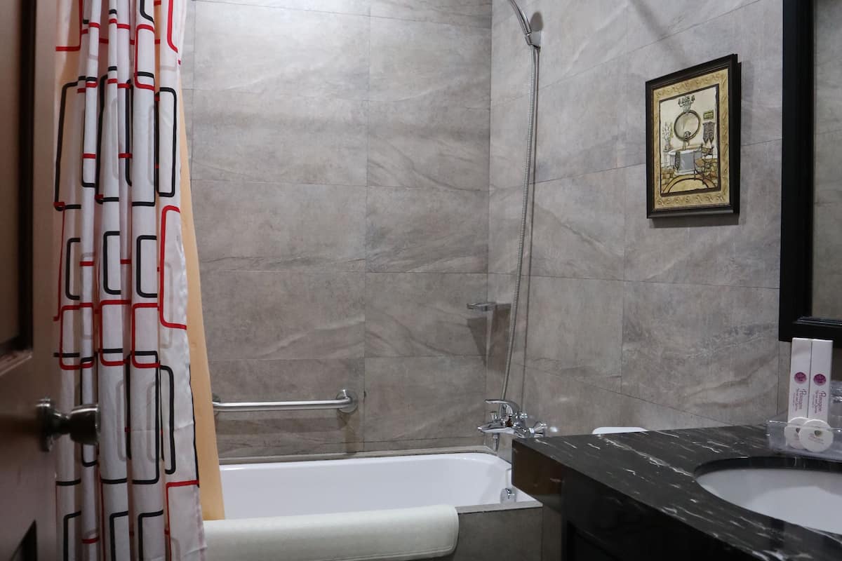 premier room | bathroom | combined shower/bathtub, free toiletries, hair dryer, bathrobes