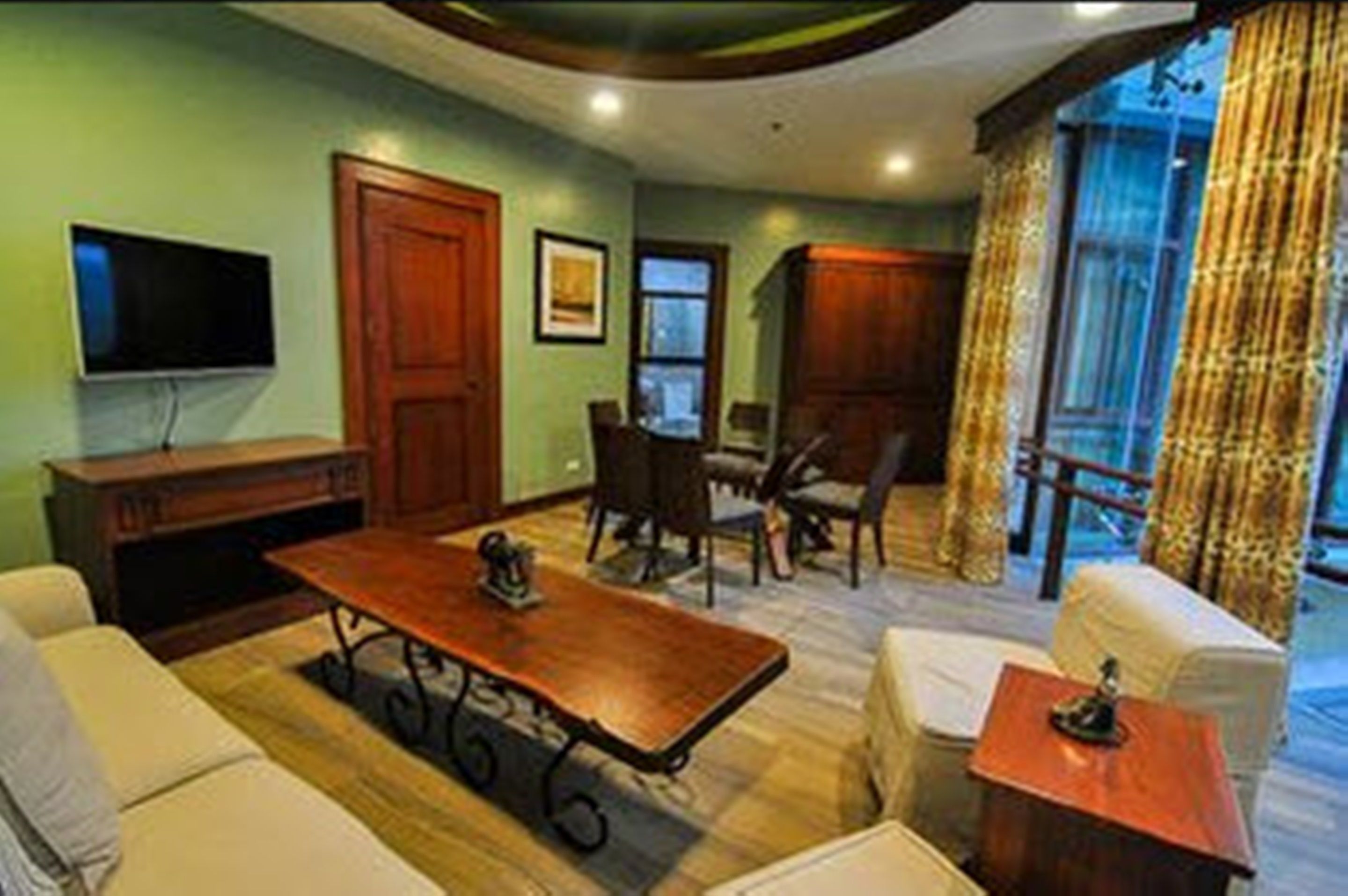 paragon junior suite | living area | 40-inch led tv with cable channels, tv