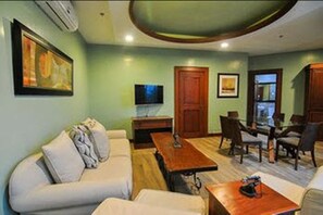 Phòng Suite Junior (Paragon) | Khu phòng khách | TV LED 40-inch có truyền hình cáp, TV 