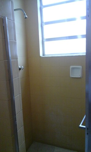 Habitación Quíntuple | Baño | Regadera, amenidades de baño gratuitas, secadora de cabello, toallas 