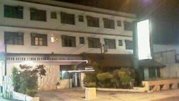 Vista frontal de la propiedad por la tarde o noche