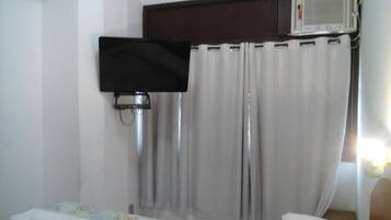 Quarto solteiro standard | Escrivaninha, cortinas blackout, ferros/tábuas de passar roupa