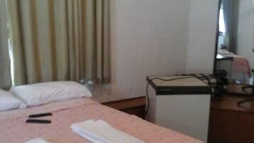 Quarto casal standard | Escrivaninha, cortinas blackout, ferros/tábuas de passar roupa