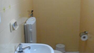 Quarto quádruplo | Banheiro | Chuveiro, produtos de toalete grátis