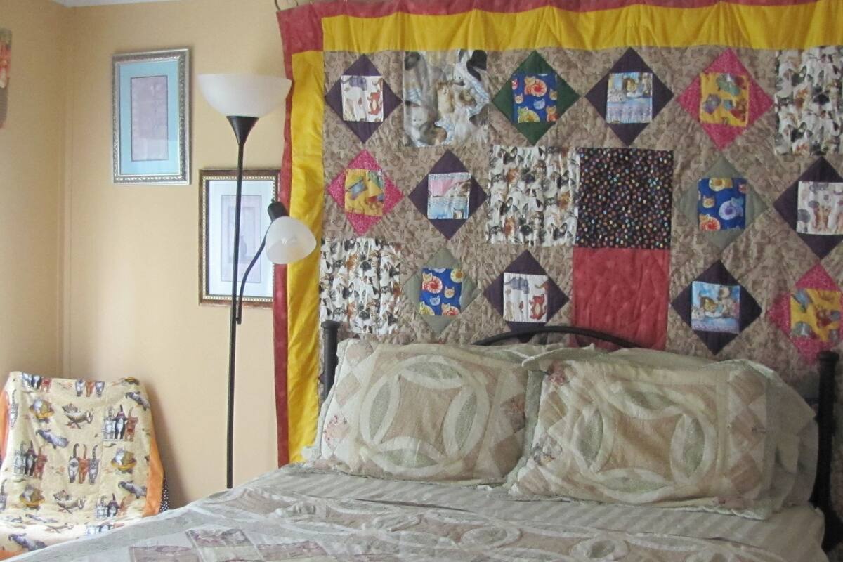 Decoración personalizada, muebles diferentes y cortinas blackout