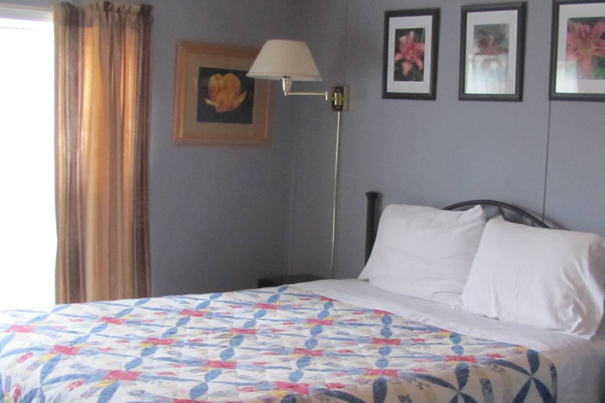 Decoración personalizada, muebles diferentes y cortinas blackout