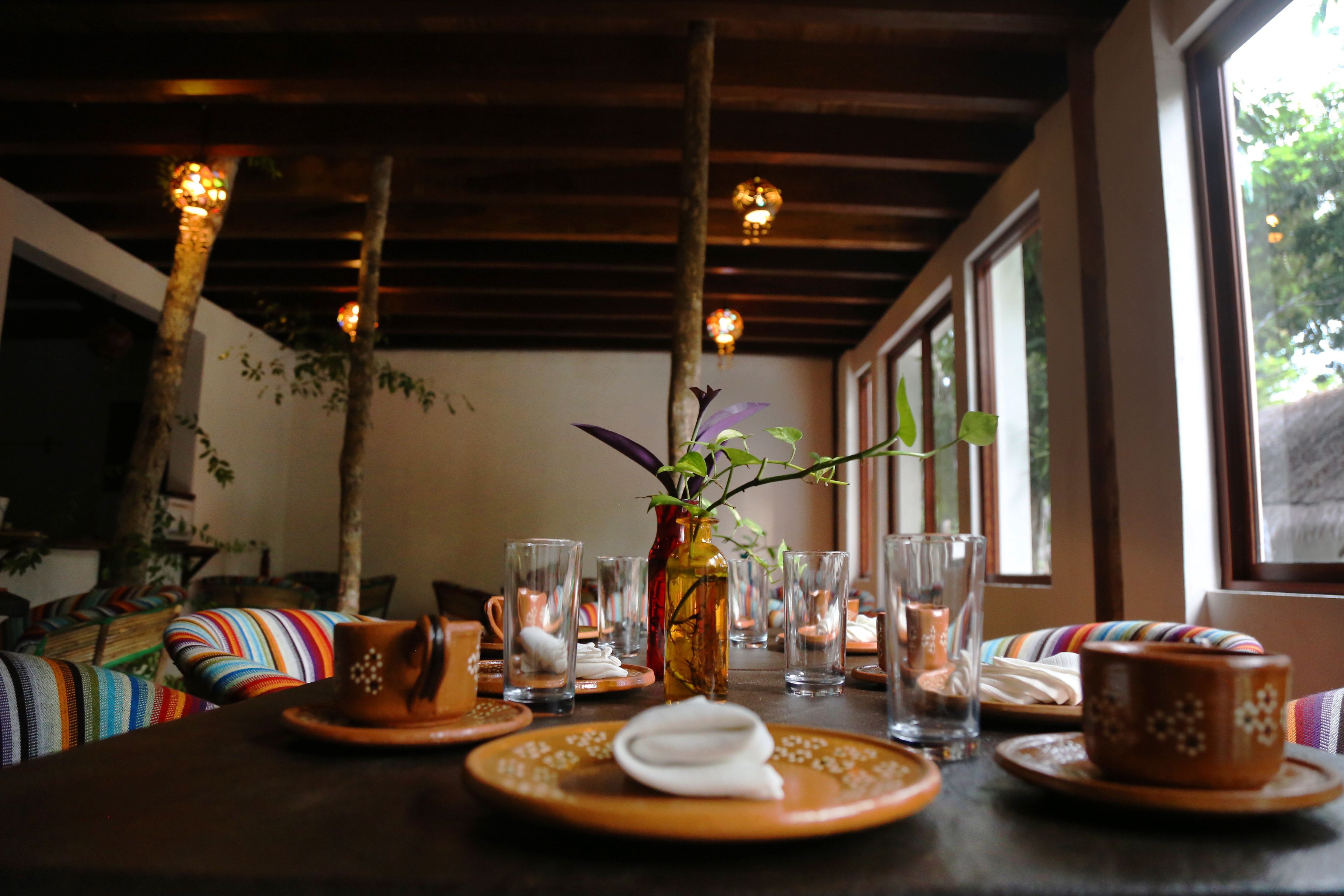 Se sirven comidas, cenas y cocina local 