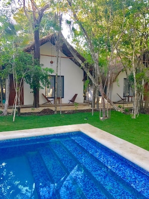 Outdoor pool, sun loungers - Ecovergel Riviera Maya Hotel Boutique (Tulum)