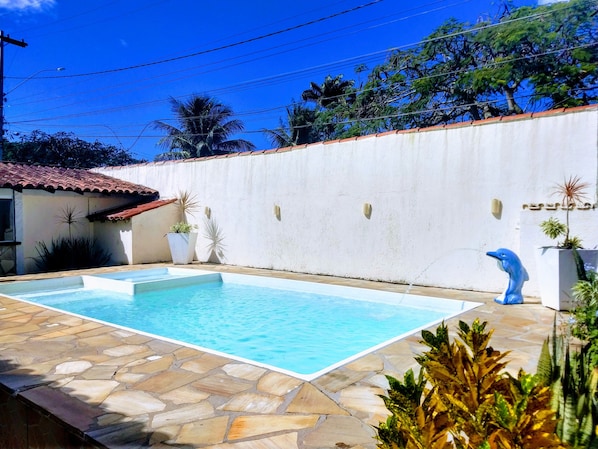 Una piscina al aire libre