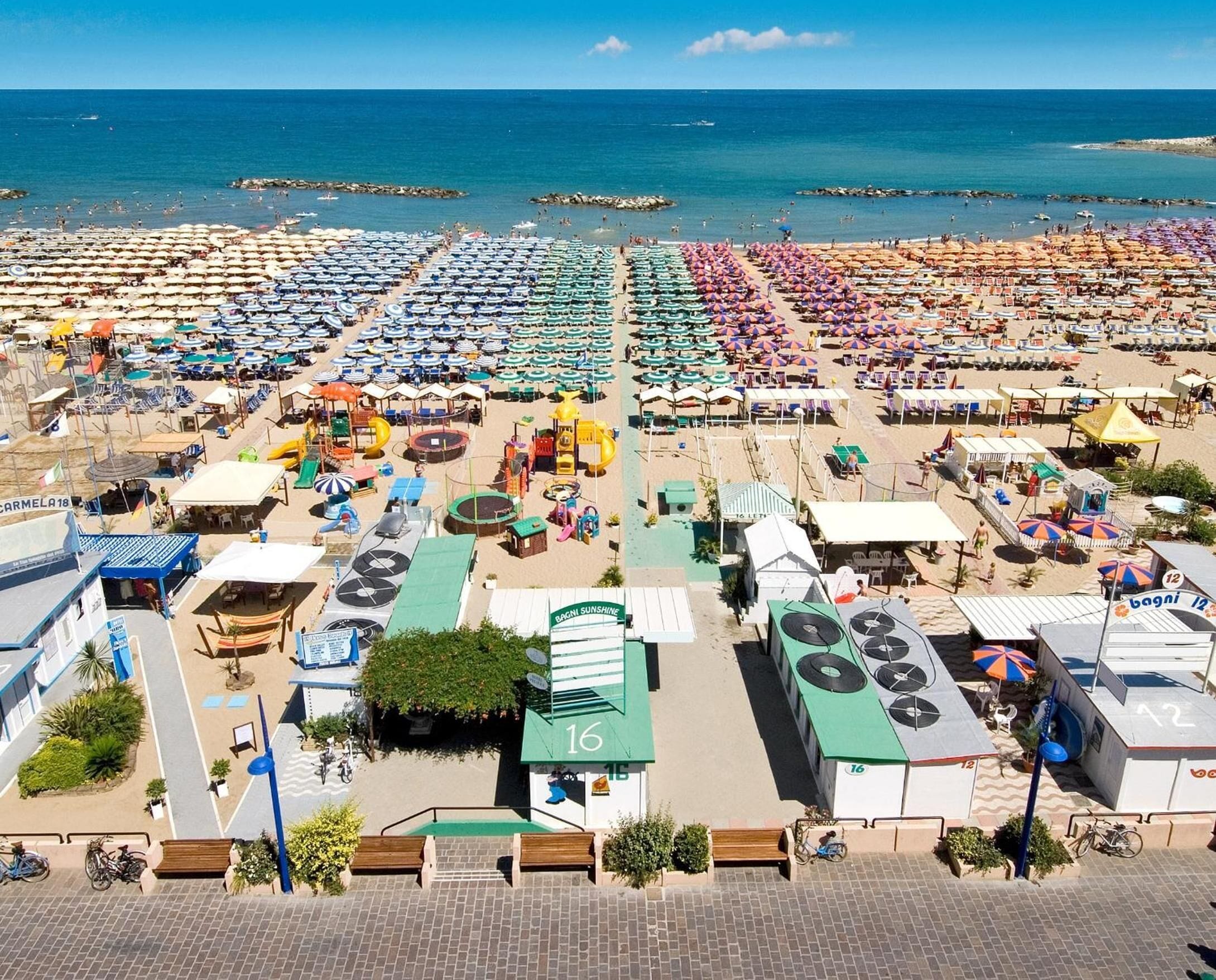 In Strandnähe, Liegestühle, Sonnenschirme