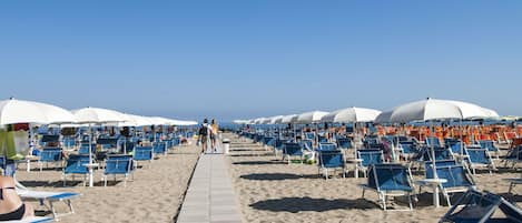 Una spiaggia nelle vicinanze, lettini da mare, ombrelloni