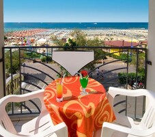 Habitación doble, mirando al mar | Caja fuerte, escritorio, wifi gratis y ropa de cama