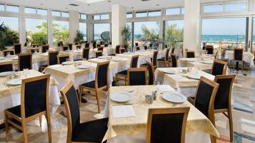 Frühstück, Mittagessen, Abendessen, regionale Küche