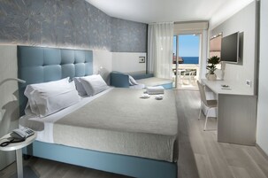 Habitación triple, balcón | Caja fuerte, escritorio, wifi gratis y ropa de cama