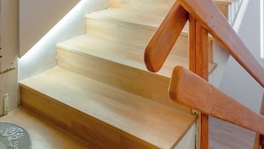 Un escalier en bois, au design simple, doté d’une main courante.