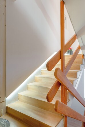Un escalier en bois, au design simple, doté d’une main courante.