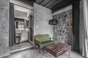 Queen Room with sea view | Blackout drapes, soundproofing, free WiFi, bed sheets