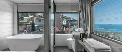 Kamar Quadruple Panorama, 2 Tempat Tidur Double, menghadap laut | Kamar mandi | Pengering rambut, sandal, dan handuk