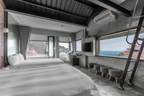 Quarto quádruplo panorâmico, 2 camas de casal, de frente para o mar | Cortinas blackout, quartos à prova de som, Wi-Fi de cortesia