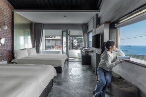 Sea view deluxe quadra room with bathtub | Blackout drapes, soundproofing, free WiFi, bed sheets - Jiufen The Ore Inn (New Taipei City)