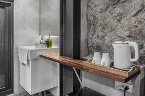Standard queen room | Bathroom