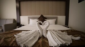 Egyptian cotton sheets, premium bedding, minibar, in-room safe - Hotel Abode by Shree Venkateshwara (Hyderabad)