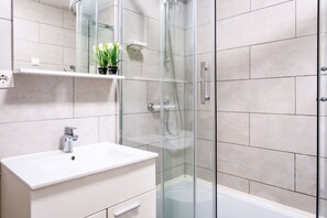 Departamento, 1 habitación, Terraza, junto a la alberca | Baño | Tina con regadera, tina profunda, amenidades de baño gratuitas 