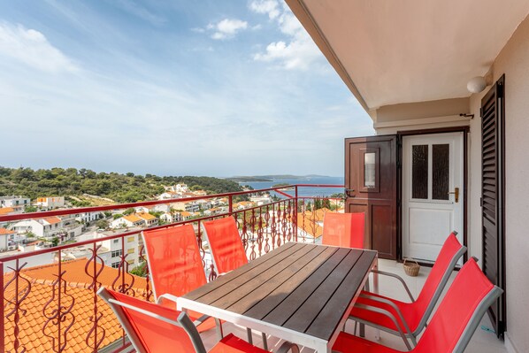 Grand Apartment, 3 Bedrooms, Balcony, Sea View | City view