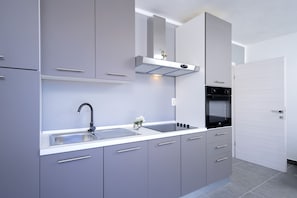 Deluxe Apartment, 2 Bedrooms, Sea Facing | Private kitchen | Fridge, microwave, oven, stovetop - Villa M&M (Hvar)