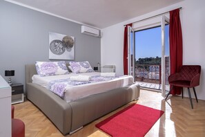 Deluxe-Apartment, 2 Schlafzimmer, Balkon, Meerseite | Schreibtisch, Bügeleisen/Bügelbrett, kostenloses WLAN, Bettwäsche
