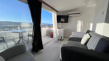 Deluxe Penthouse, Non Smoking, Sea View | Minibar, in-room safe, soundproofing, iron/ironing board