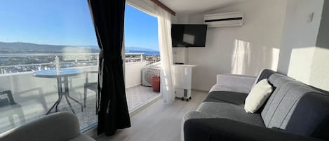 Deluxe penthouse, niet-roken, uitzicht op zee | 1 slaapkamer, een minibar, een kluis op de kamer, geluiddichte muren