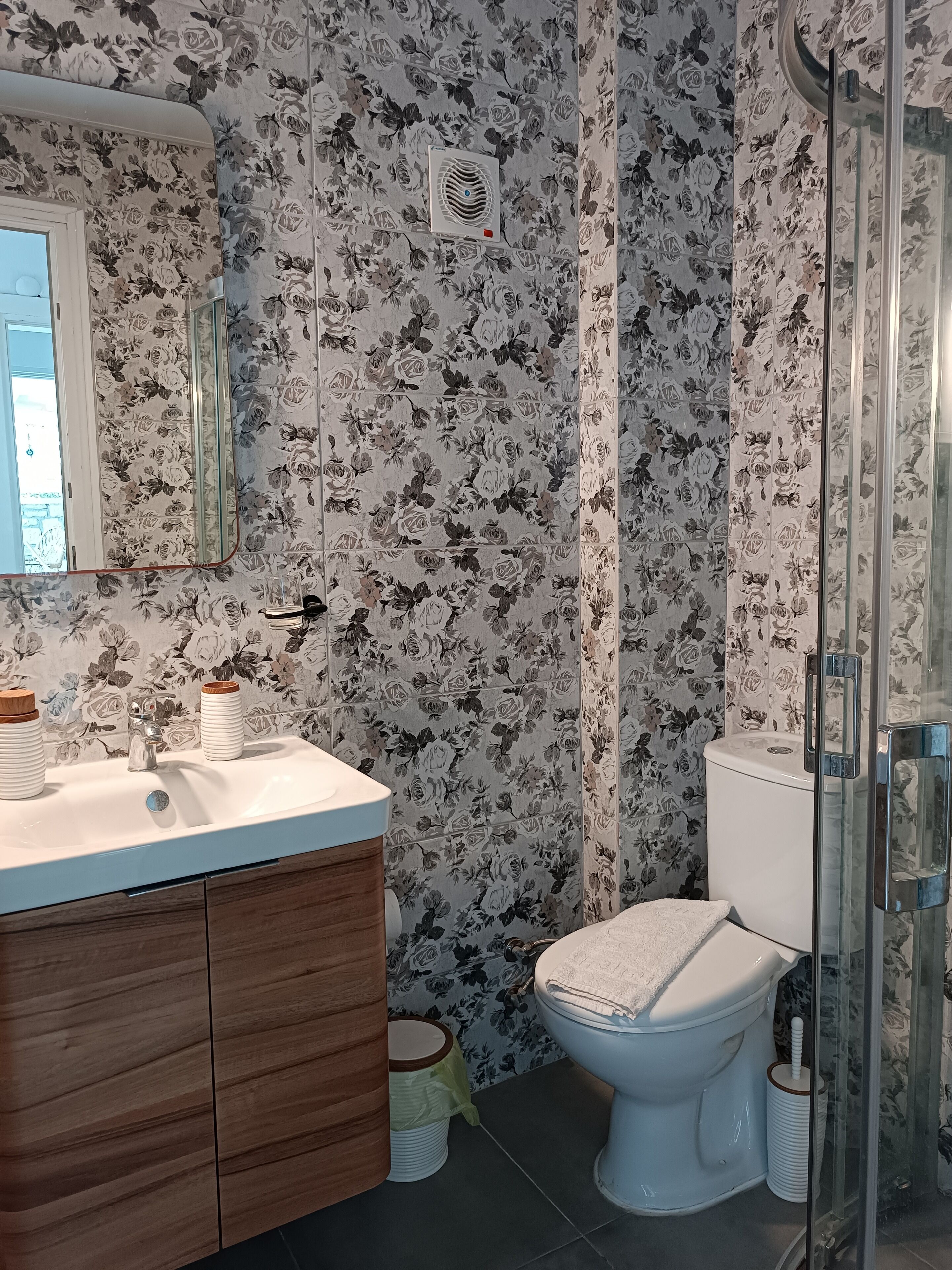 standard double room, garden view | bathroom | shower, hair dryer, bathrobes, slippers