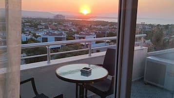 Deluxe Penthouse, Non Smoking, Sea View | Living area | LCD TV