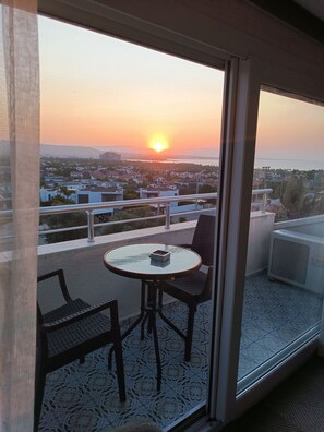 Deluxe Penthouse, Non Smoking, Sea View | リビング エリア | 液晶テレビ