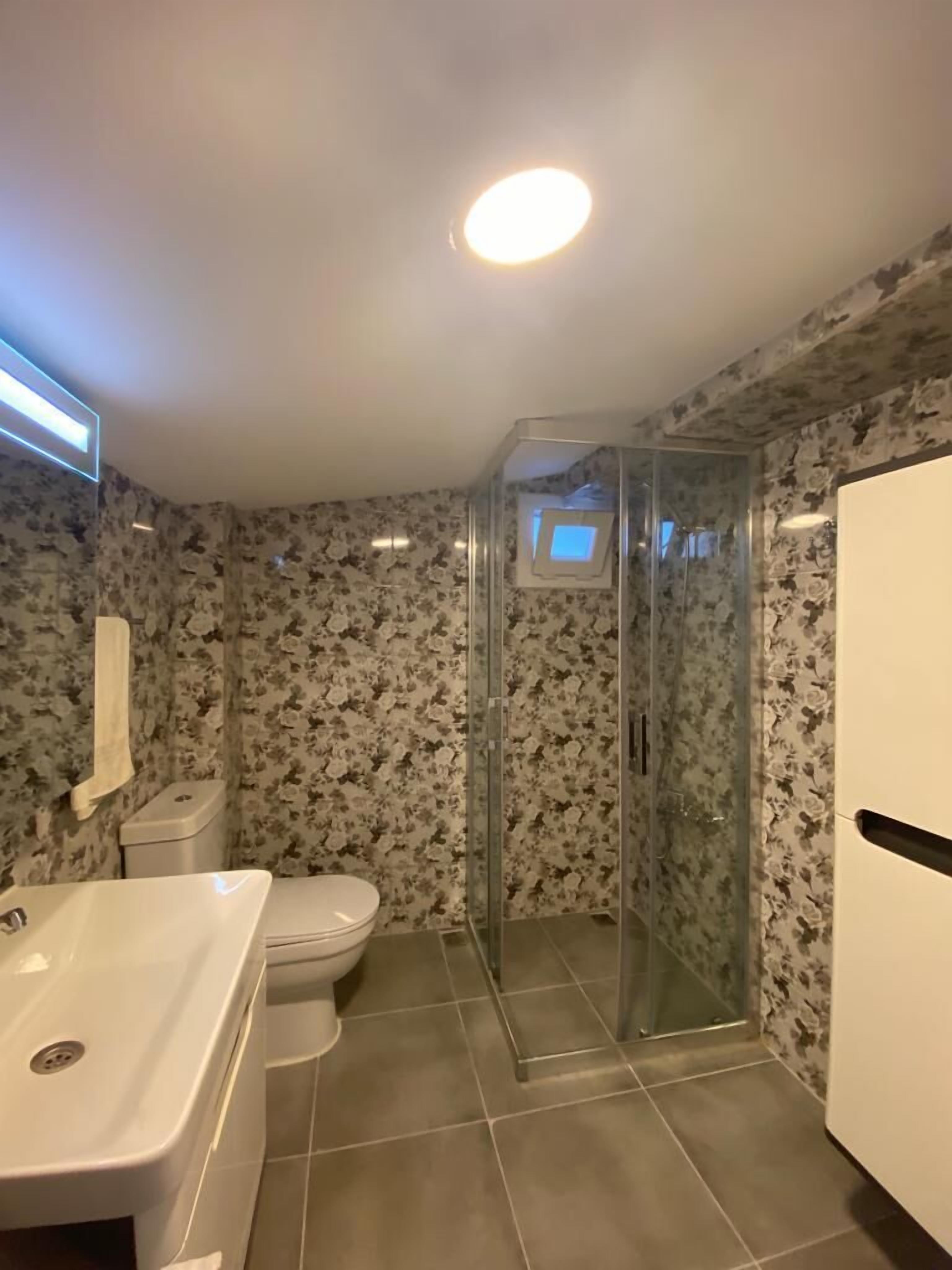 deluxe penthouse, non smoking, sea view | bathroom | shower, hair dryer, bathrobes, slippers