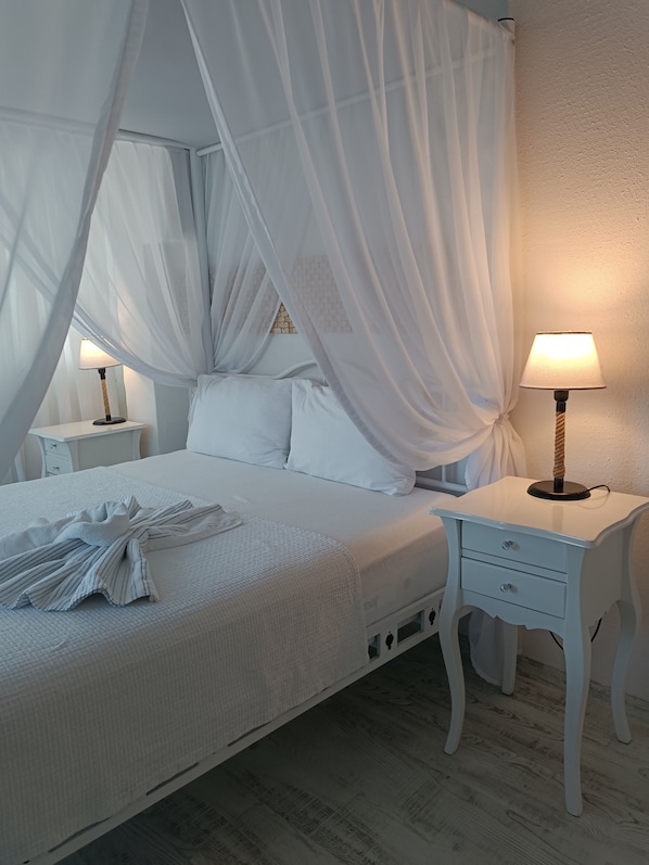 Standard Double Room, Sea View | Minibar, in-room safe, soundproofing, iron/ironing board