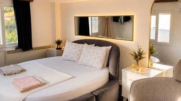 Suíte luxo, vista para o mar | Frigobar, cofres nos quartos, quartos à prova de som, roupa de cama